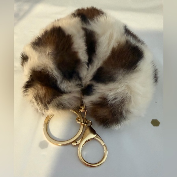 Soft and Fluffy Beige Leopard Heart Keychain / Handbag Charm NWOT - Picture 4 of 4